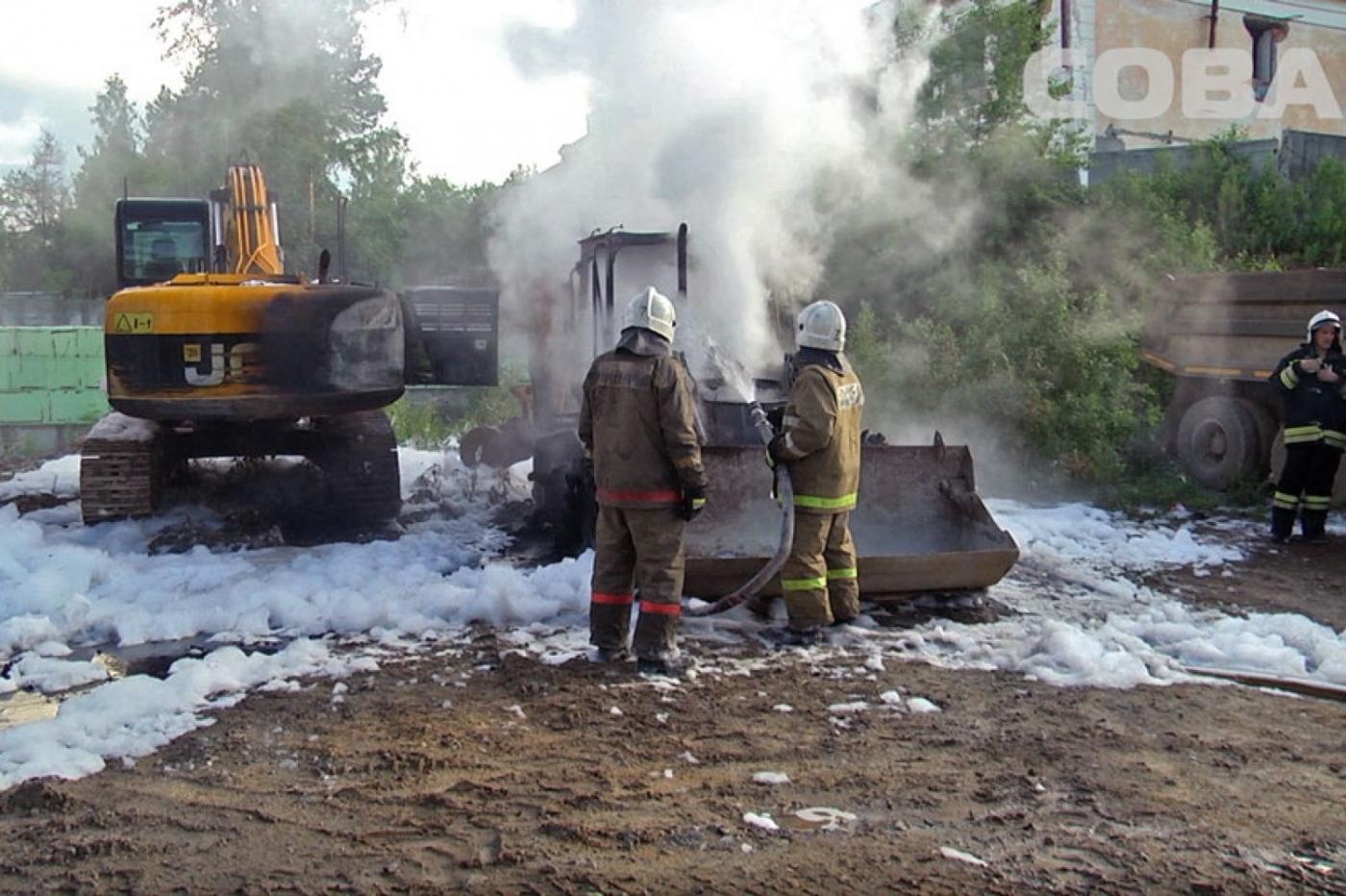 На ВИЗе сгорела строительная техника - Фото 1