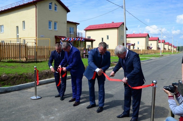 Первым новоселам поселка «Молодежный» в Красноуральске вручили ключи от новых коттеджей - Фото 1
