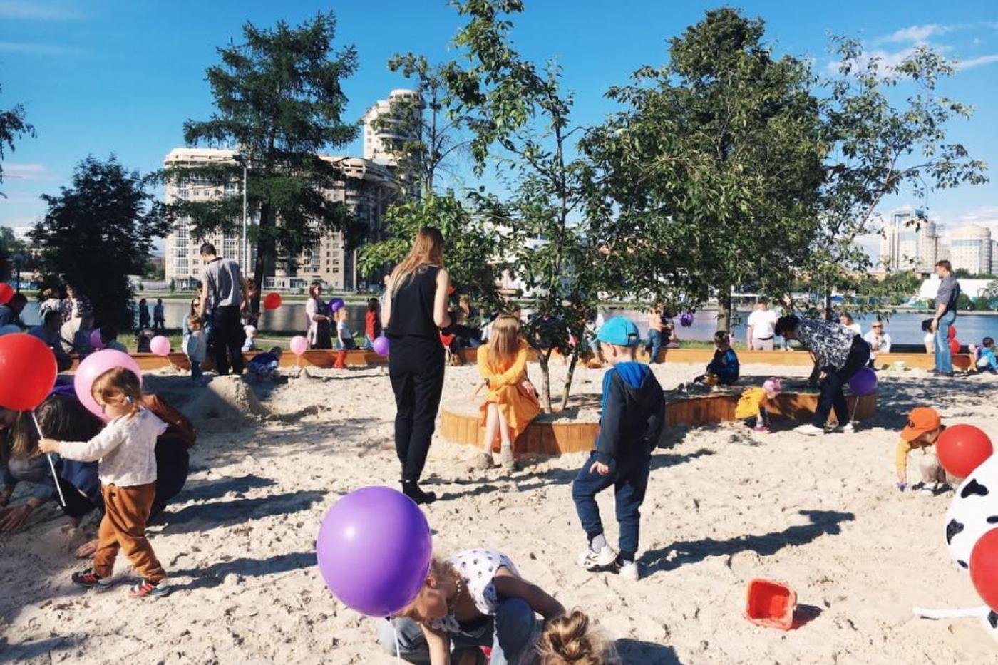 Возле Ельцин Центра открылась гигантская песочница. ФОТО - Фото 1