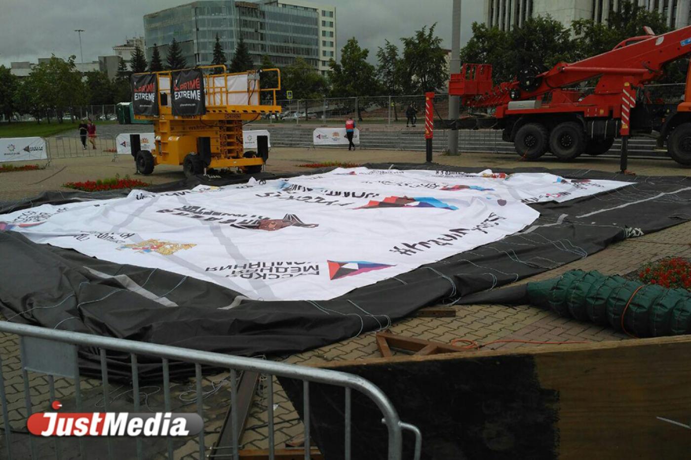 Экстремал Андрей Пермяков прыгнул с 45-метровой вышки в центре Екатеринбурга - Фото 1