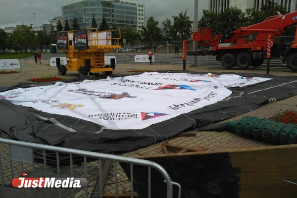 Экстремал Андрей Пермяков прыгнул с 45-метровой вышки в центре Екатеринбурга