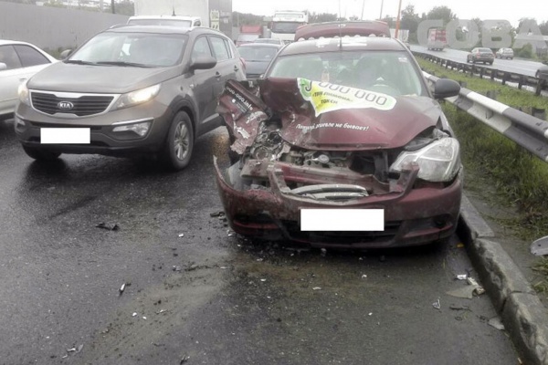 На Объездной таксист догнал внедорожник