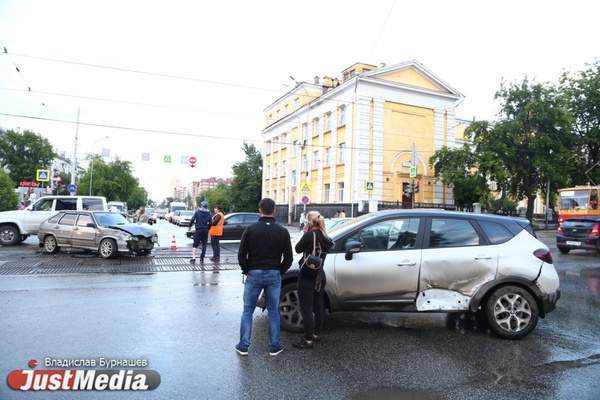 Из-за серьезного ДТП с пострадавшими на 8 Марта в час пик встали трамваи. ФОТО