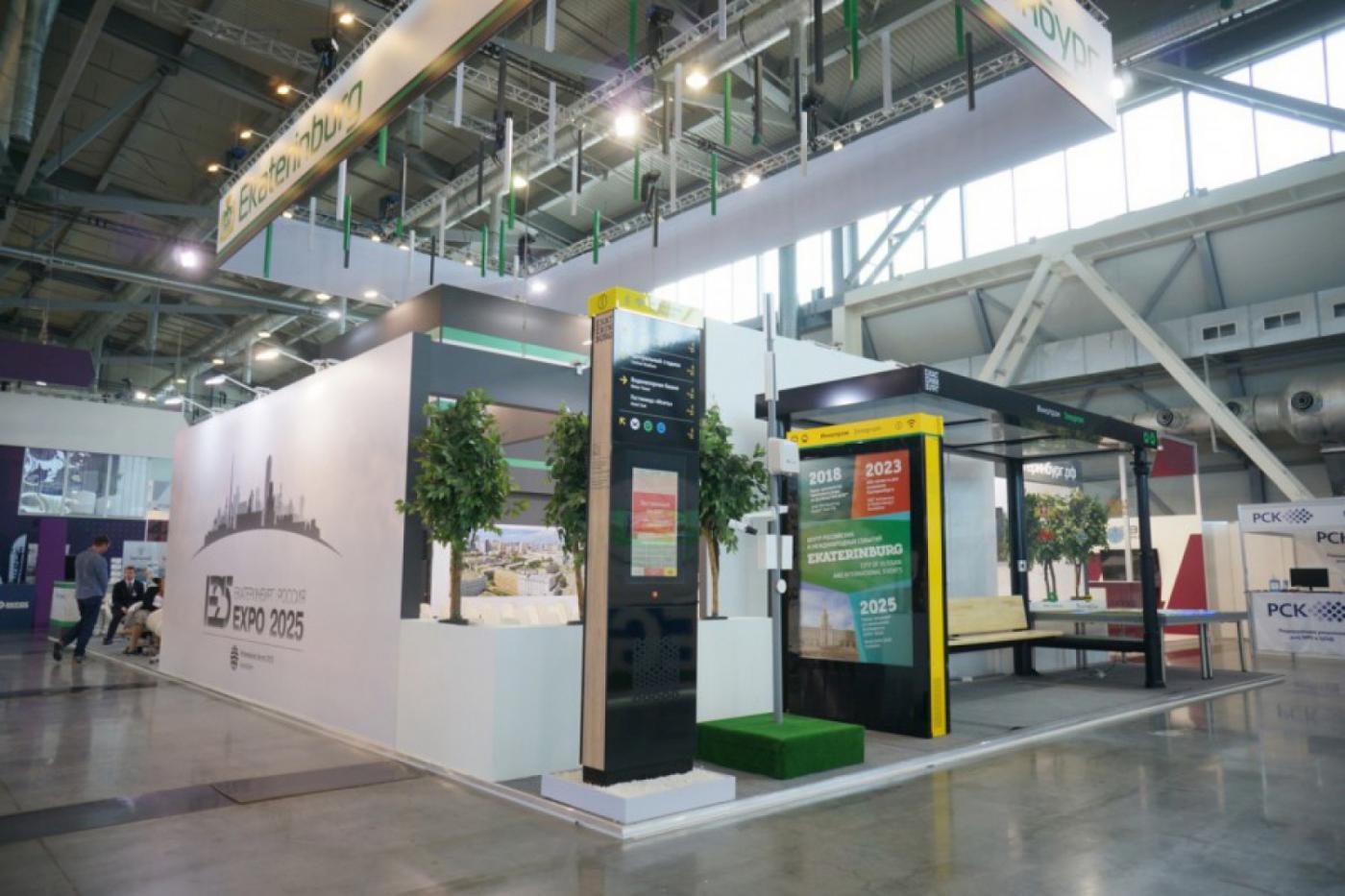 Не бьющиеся и имеют зарядку для гаджетов. В Екатеринбурге презентовали умные остановки - Фото 1