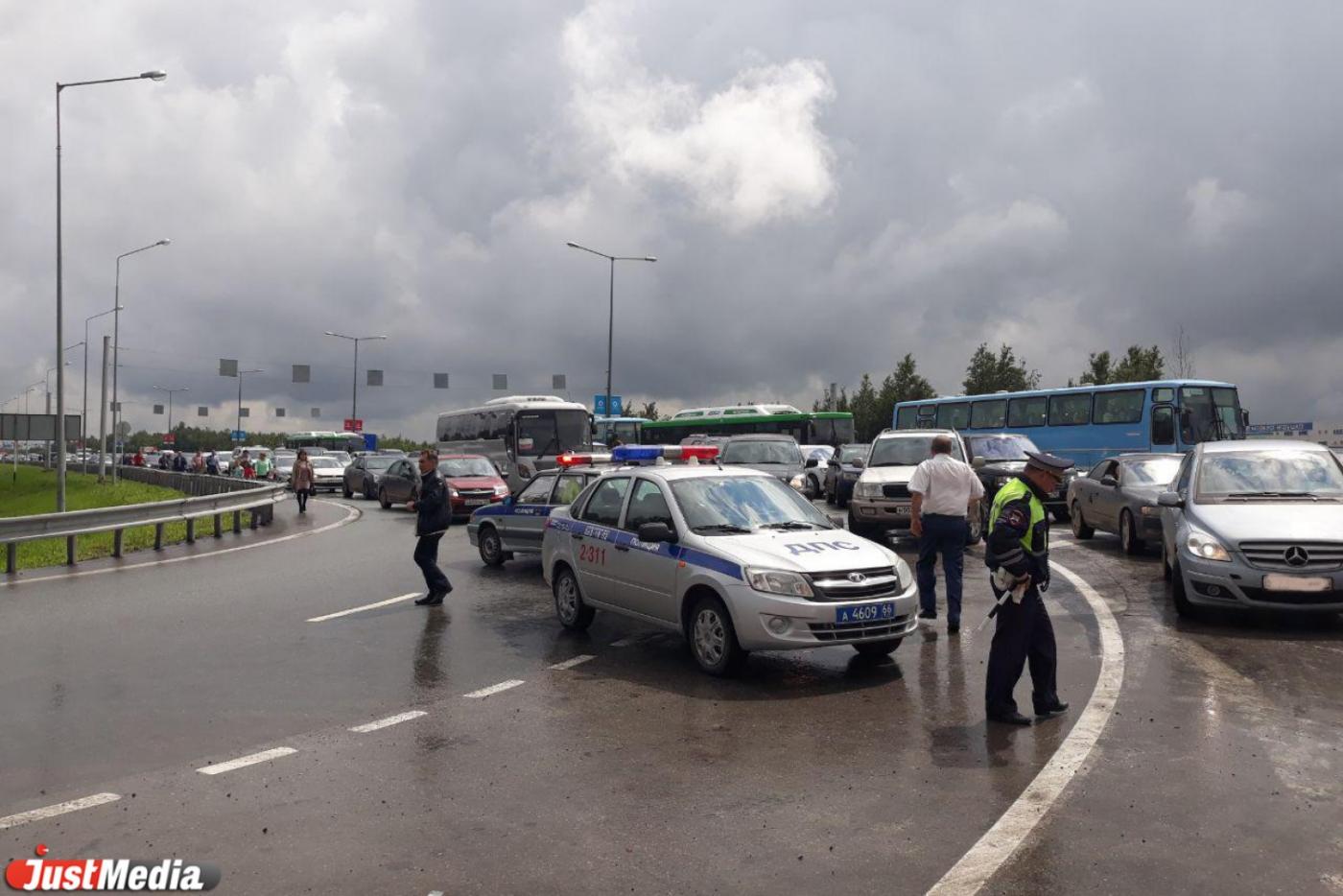 Парковку ИННОПРОМа затопило дождем из-за чего сотни автомобилей встали в пробку  - Фото 1