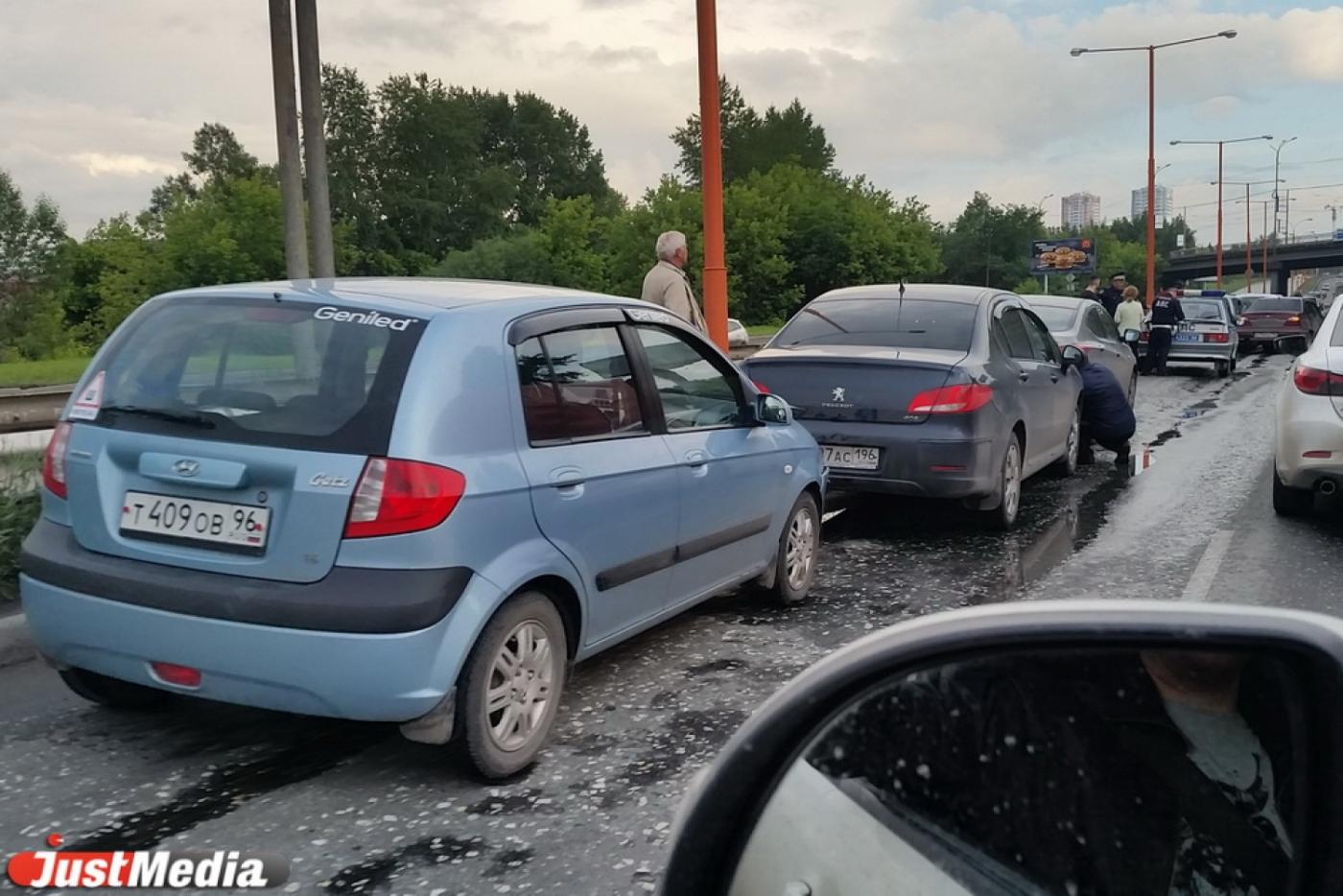Массовое ДТП парализовало движение на Объездной дороге. ФОТО - Фото 1