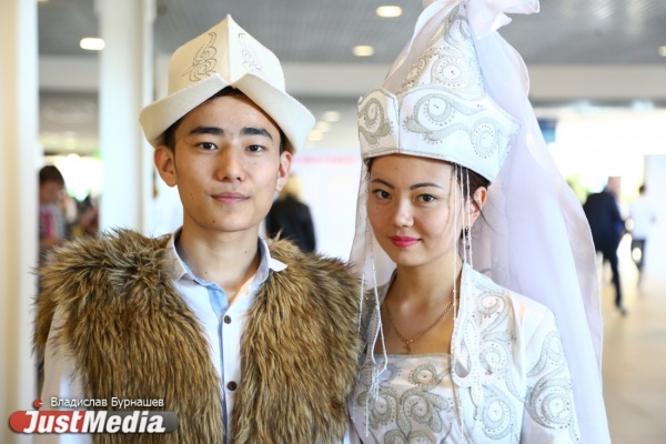 Путешественники из Екатеринбурга собирают деньги на истории случайных прохожих со всего мира