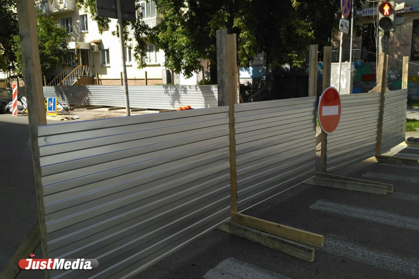 В Екатеринбурге закрыли на ремонт улицу Мамина-Сибиряка. ФОТО - Фото 1