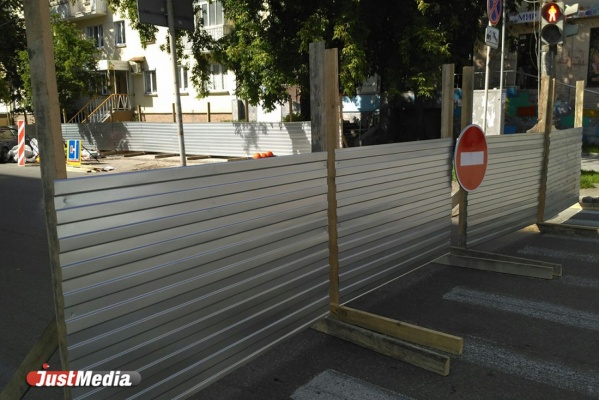 В Екатеринбурге закрыли на ремонт улицу Мамина-Сибиряка. ФОТО