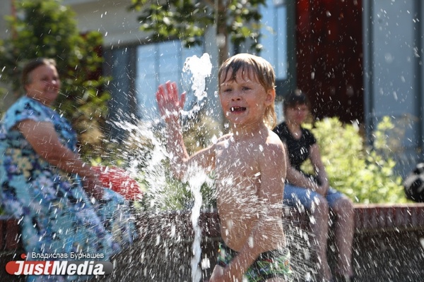 Из-за наступившей жары маленькие екатеринбуржцы оккупировали фонтан в центре города