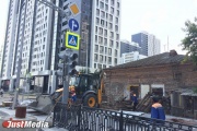 В центре Екатеринбурга разбирают дом, который признавали объектом культурного наследия. ФОТО