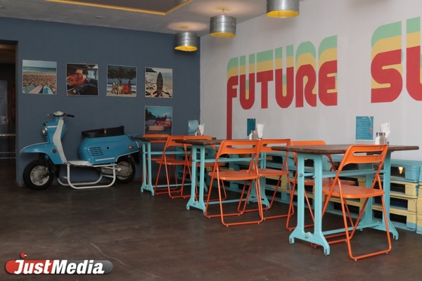 Столы из швейных машинок, лампы – из вентиляции. В Екатеринбурге появился первый крафтовый сэндвич-бар. ФОТО