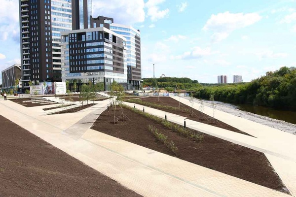 В Екатеринбурге ко Дню города благоустроили набережную у ЦПКиО. ФОТО - Фото 1