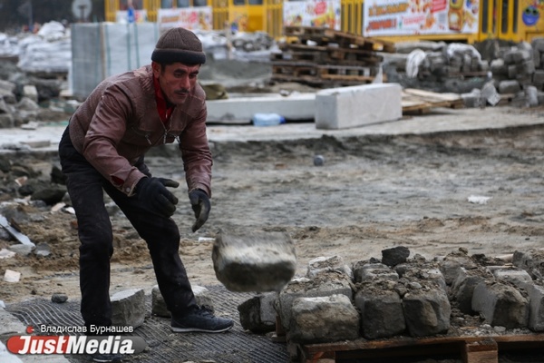 Брусчатку на Ленина перекладывают, чтобы избавиться от луж