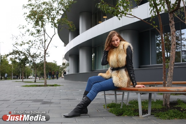 Студентка Олеся Енгисаева: «В эту погоду я люблю пересматривать любимые фильмы, укутавшись в теплый плед». В Екатеринбурге +21. ФОТО, ВИДЕО