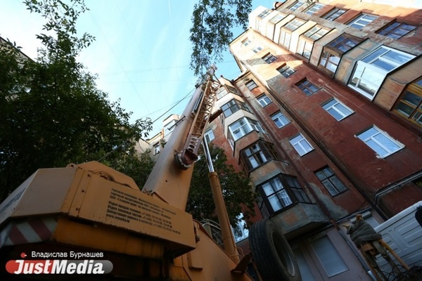 «Заделать дыру пленочкой – это же смешно! Хорошо, хоть работы начались». Городок чекистов восстановят к октябрю