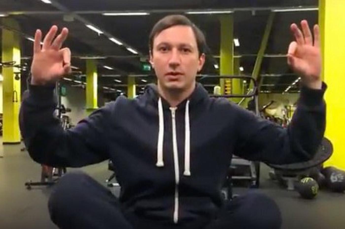 Екатеринбургский депутат, передавший Собчак записку с вызовом на баттл, записал видео-обращение - Фото 1