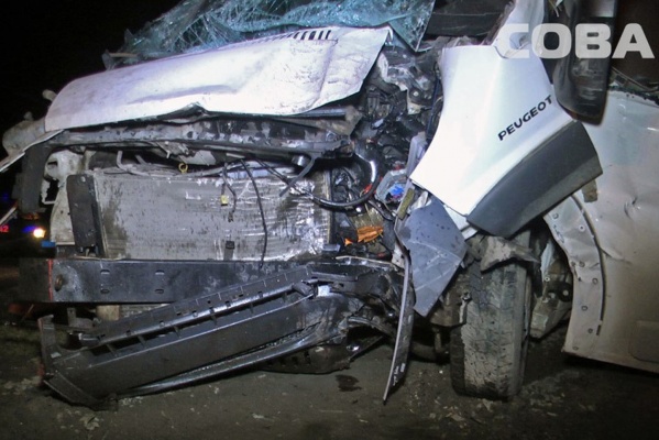 В Екатеринбурге водитель грузовика уснул за рулем и врезался в фонарный столб. ФОТО - Фото 1