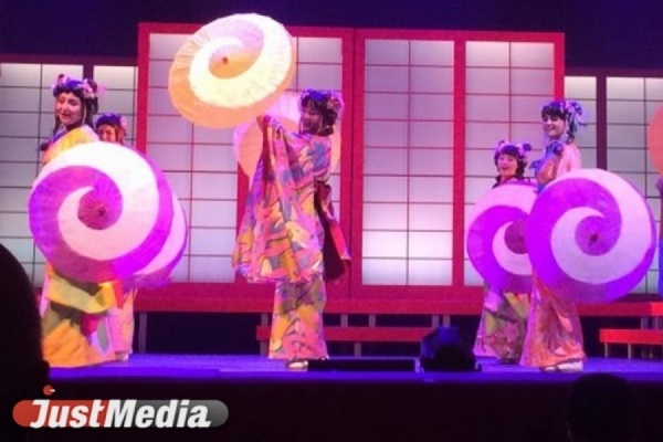 Сотня кимоно и веера из Японии. В Музкомедии поставили оперетту-комикс «Микадо, или город Титипу». ФОТО - Фото 1