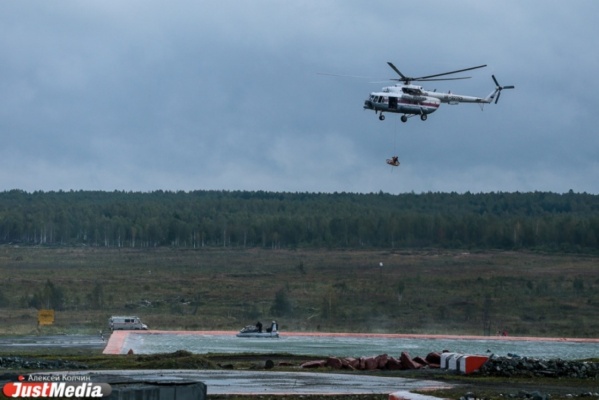 В Екатеринбург из Сибири прислали вертолет и самолет-амфибию для борьбы с пожарами. Один из них уже вылил на горящий лес 50 тонн воды - Фото 1