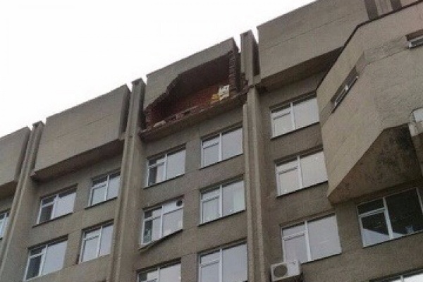 В центре Екатеринбурга обрушилась стена института. Чудом обошлось без жертв - Фото 1