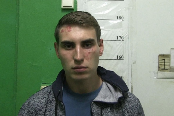 В Екатеринбурге за попытку ограбления задержали студента-трансвестита с электрошокером. ФОТО - Фото 1