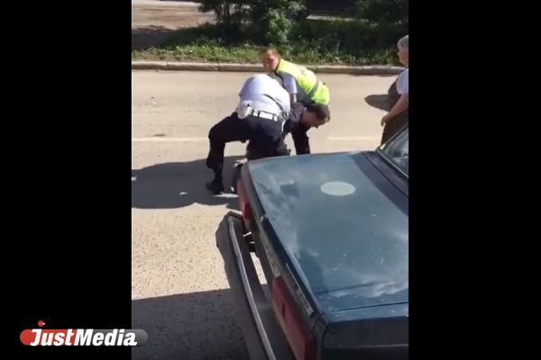 В Полевском семейная пара подралась с инспекторами ДПС. ВИДЕО - Фото 1