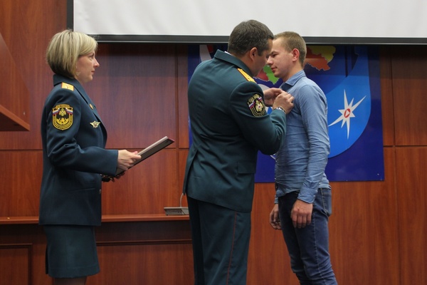 Волонтер Павел Карпенко, нашедший в лесу Диму Пескова, получил награду МЧС - Фото 1