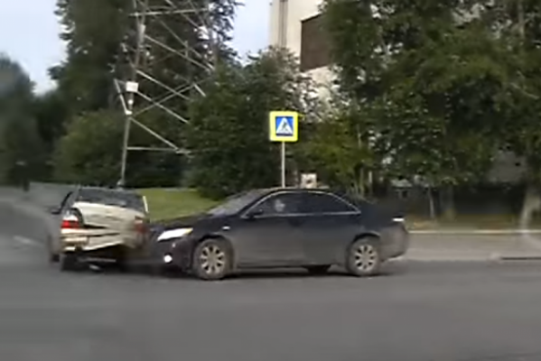 Видеорегистратор снял, как на Уралмаше Toyota протаранила Daewoo, мешавшую ей проскочить на красный. ВИДЕО - Фото 1
