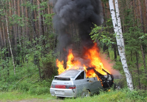 Бригада «Екатеринбурггаза» потушила горящий автомобиль в лесу - Фото 1