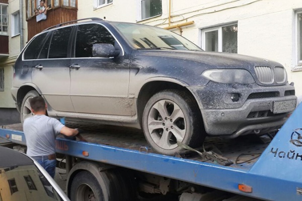 В Асбесте мужчина пытался спрятать от судебных приставов BMW X5 - Фото 1