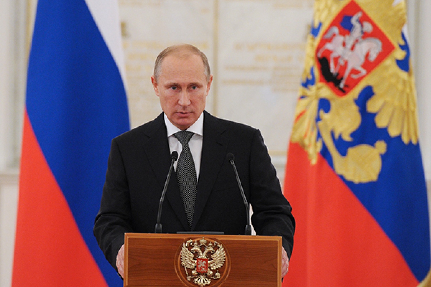 Политик земель. Путин Владимир Владимирович флаг. Путин Владимир Владимирович Кремль президент. Владимир Путин Штандарт. Владимир Путин за трибуной.