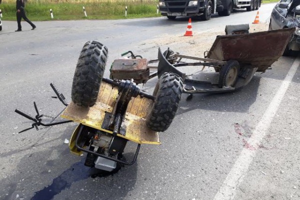 В Красноуфимске грузовик протаранил мотоблок - Фото 1