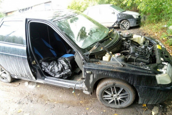 «Сняли двери, капот, аккумулятор». Машину на Уктусе «раздели» за три часа - Фото 1