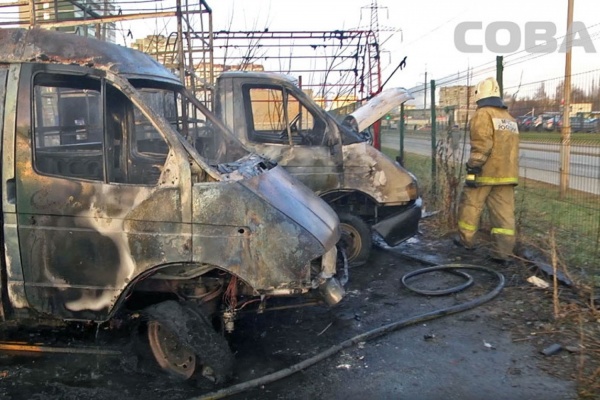На Сортировке на охраняемой стоянке сгорели две машины. ФОТО - Фото 1