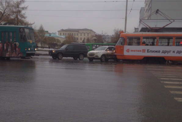 Авария в центре Екатеринбурга парализовала трамвайное движение. ФОТО - Фото 1