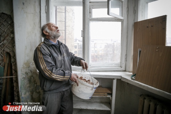 «Ничего страшного, я вытру. Лишь бы скорее крышу починили». В Городке чекистов начала течь кровля за 900 тысяч рублей. ФОТО, ВИДЕО - Фото 1