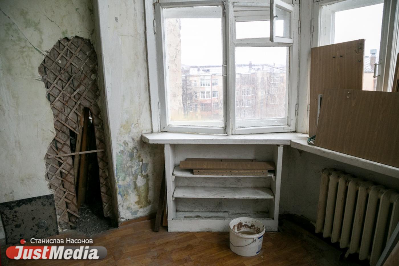 В Городке чекистов отремонтированная после пожара кровля течет уже неделю - Фото 1