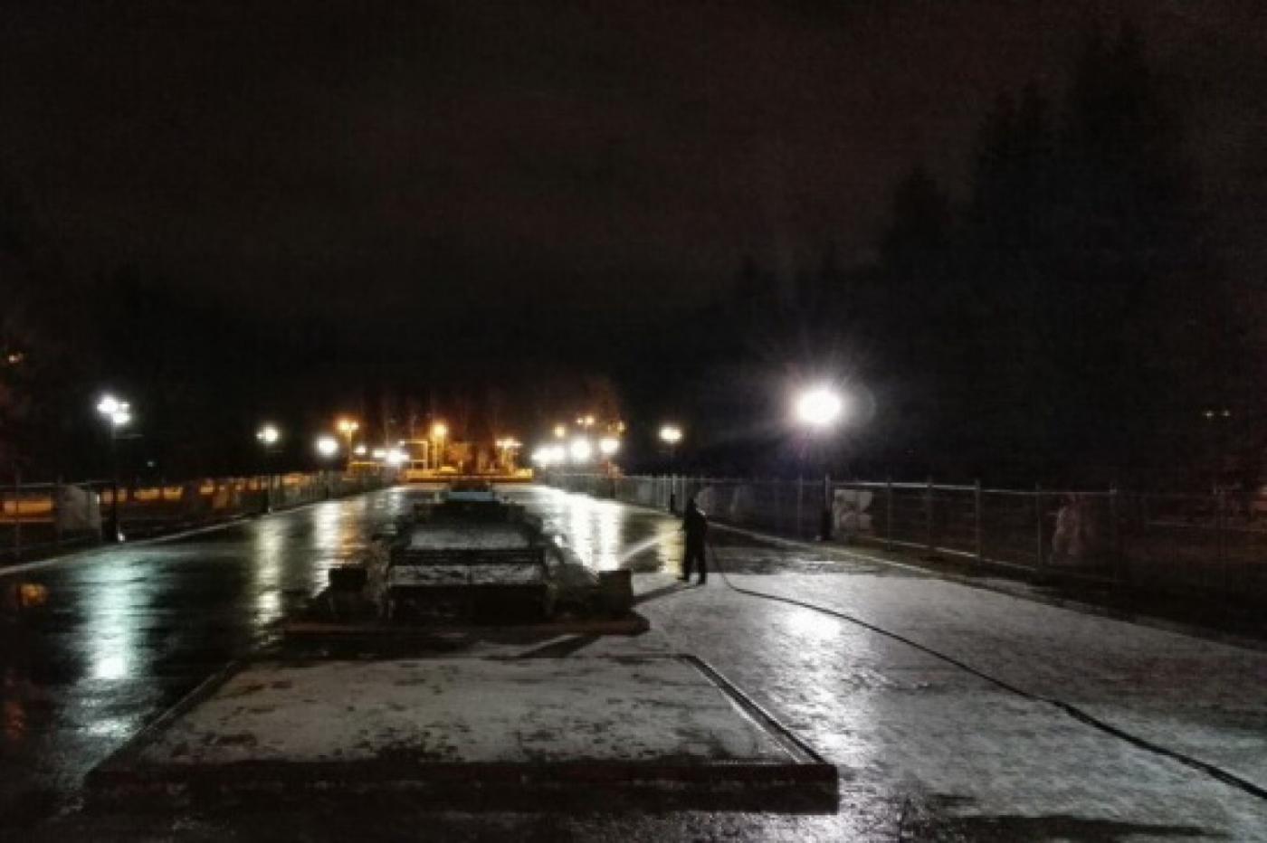 В Екатеринбурге в парке Маяковского начали заливать каток - Фото 1