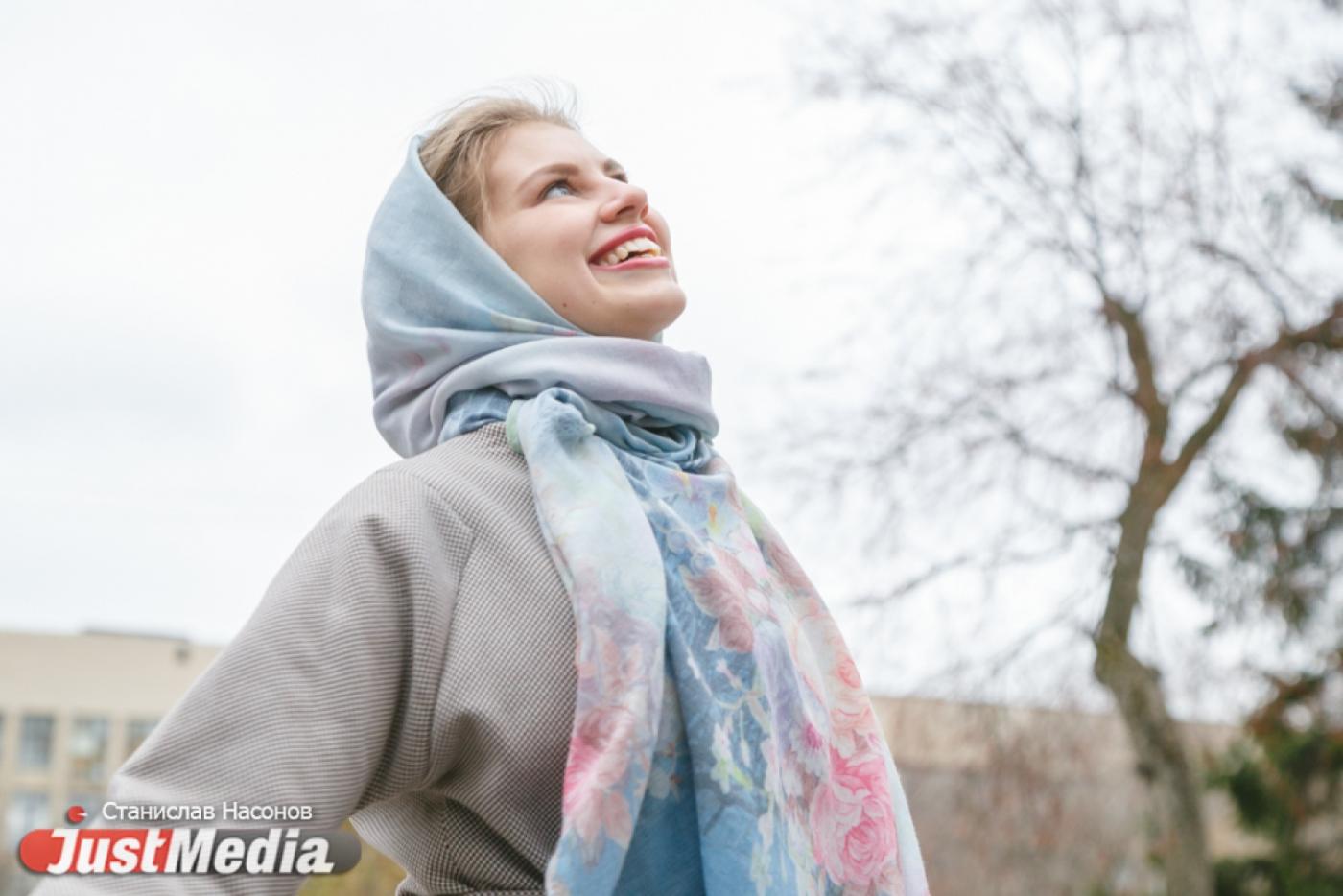 Надежда Ризаева, студентка: «Уральская зябкая погода – это отличный повод встречаться с друзьями, дарить близким тепло». В Екатеринбурге минус один градус. ФОТО, ВИДЕО - Фото 1