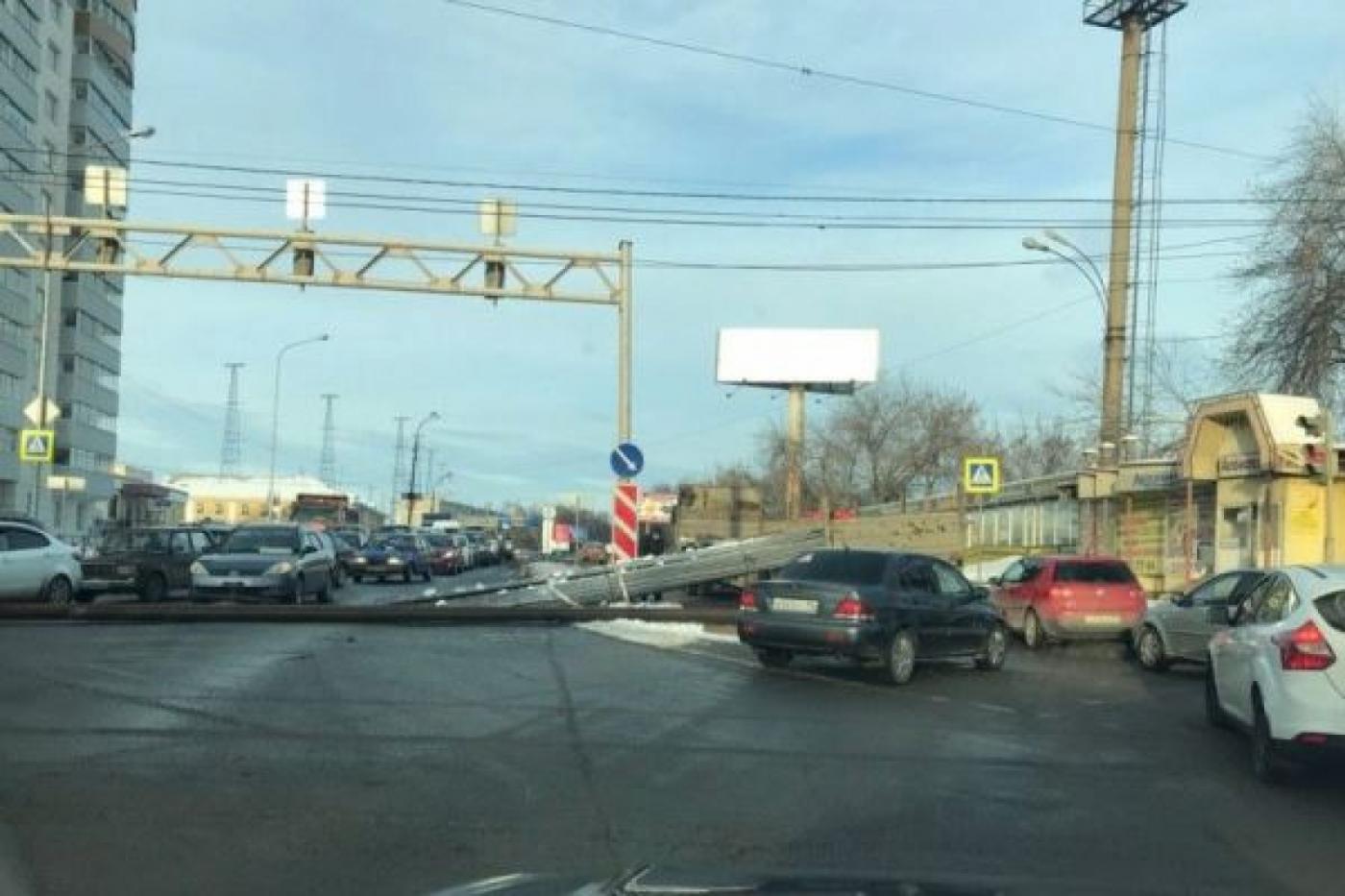 В Екатеринбурге фура рассыпала трубы по дороге и заблокировала движение в сторону Верхней Пышмы - Фото 1