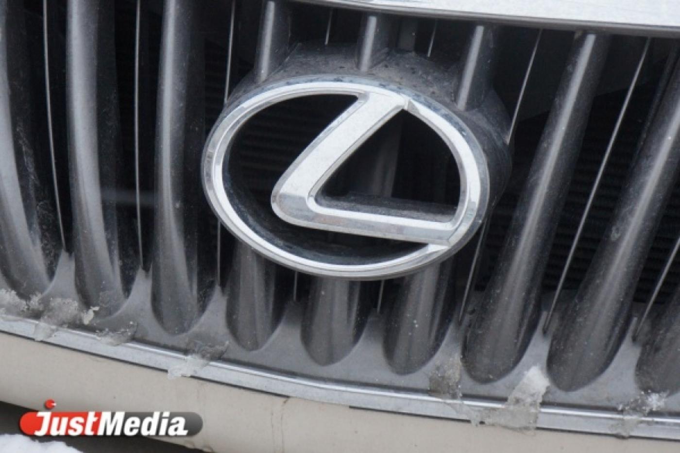 Налоговики оставили екатеринбуржцев без дорогих иномарок - Фото 1