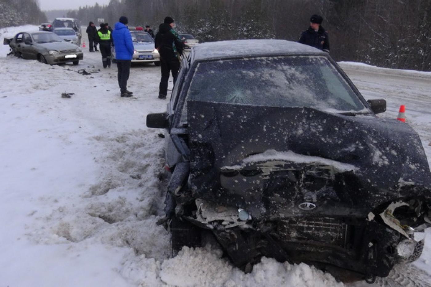 Внезапный снегопад вновь оставил Дегтярск без связи с внешним миром. ФОТО - Фото 1