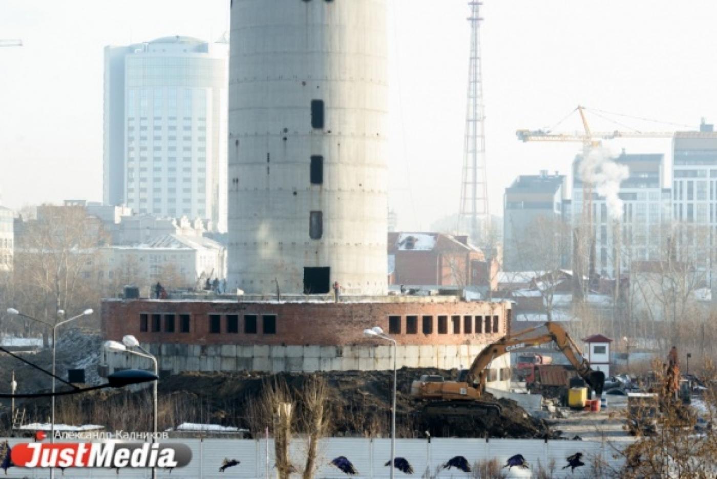 «Из окон были вспышки и шел дым». В екатеринбургской телебашне прогремели взрывы - Фото 1