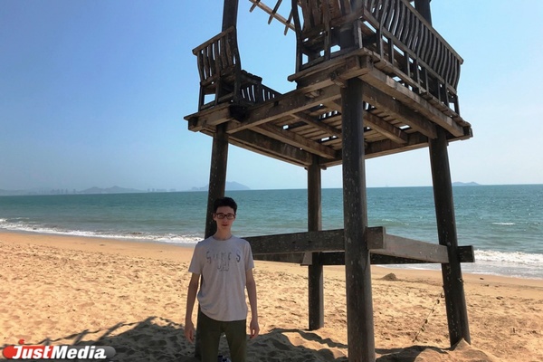 Студент Владислав Смирнов: «Привет из солнечной бухты Санья Бэй». В Екатеринбурге облачно и -15. ФОТО