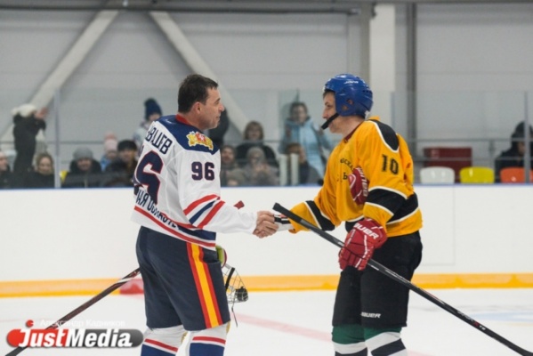 После товарищеского матча соперники пожали друг другу руки