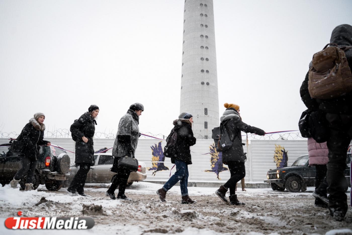 Екатеринбуржцы перед сносом обняли телебашню. ФОТО - Фото 1