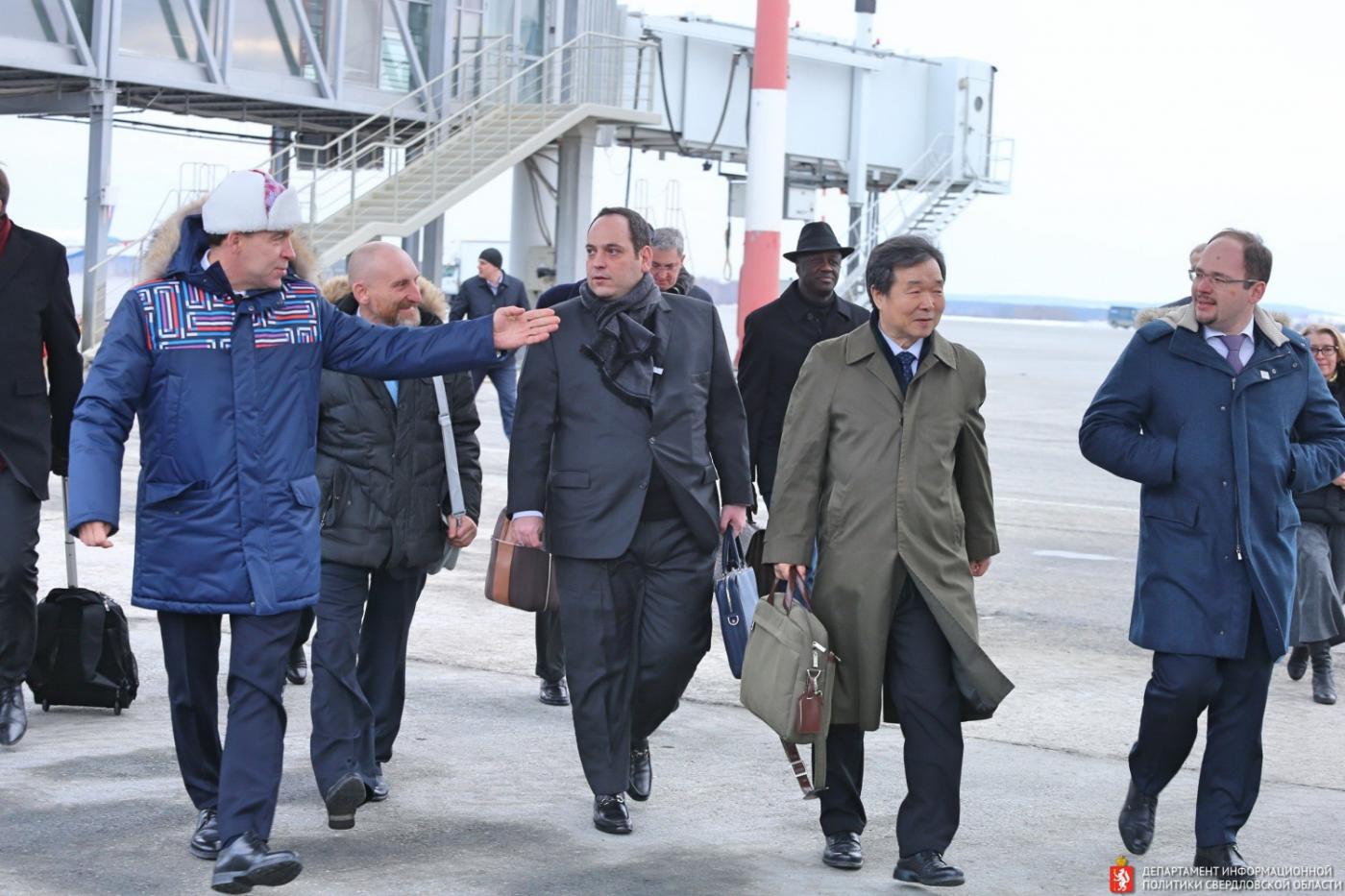 «Екатеринбург – это маленькая Россия». Куйвашев встретил в Кольцово комиссию ЭКСПО-2025. ФОТО - Фото 1