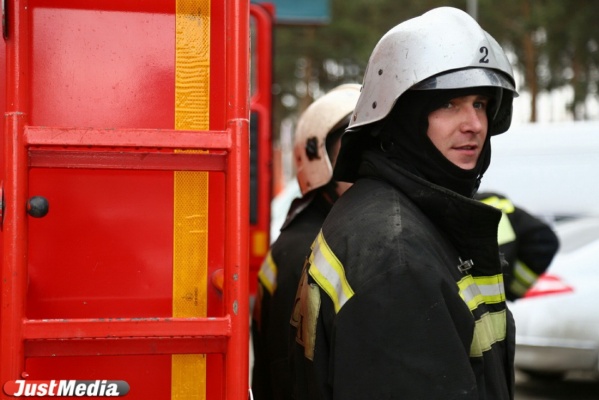 В Екатеринбурге сгорели две машины, баня и дом - Фото 1