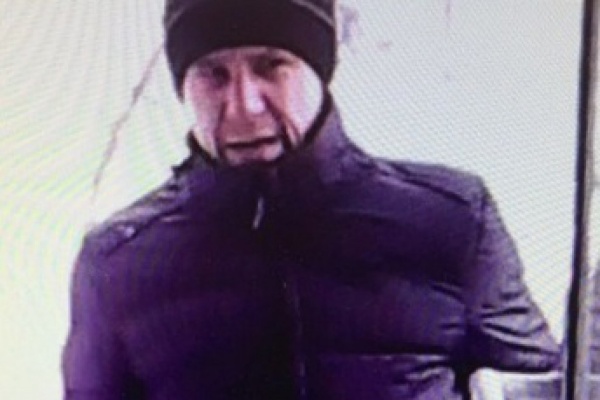 В Екатеринбурге полицейские разыскивают налетчика на пункты микрозаймов. ФОТО - Фото 1